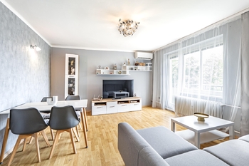 Obývací pokoj - Prodej bytu 3+1 v osobním vlastnictví 72 m², Pardubice 