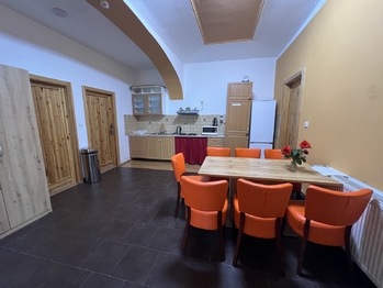 společenská místnost - kuchyňský kout - Prodej ubytovacího zařízení 225 m², Lázně Bohdaneč