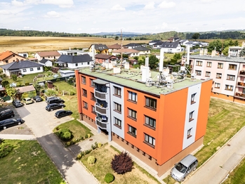 Pohled na bytový dům. - Prodej bytu 3+1 v družstevním vlastnictví 83 m², Červená Řečice