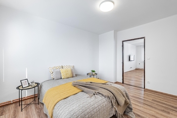 Ložnice u obývacího pokoje. - Prodej bytu 3+1 v družstevním vlastnictví 83 m², Červená Řečice
