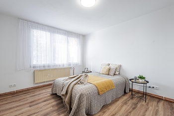 Ložnice u obývacího pokoje. - Prodej bytu 3+1 v družstevním vlastnictví 83 m², Červená Řečice