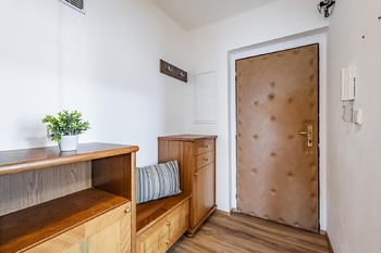 Vchod do bytu. - Prodej bytu 3+1 v družstevním vlastnictví 83 m², Červená Řečice