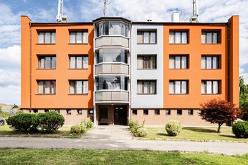 Pohled na bytový dům. - Prodej bytu 3+1 v družstevním vlastnictví 83 m², Červená Řečice