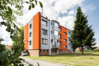 Pohled na bytový dům. - Prodej bytu 3+1 v družstevním vlastnictví 83 m², Červená Řečice