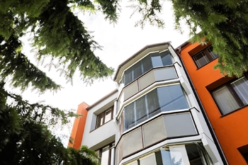 Pohled na bytový dům. - Prodej bytu 3+1 v družstevním vlastnictví 83 m², Červená Řečice