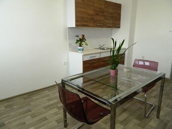 Z nové kuchyňky. - Pronájem kancelářských prostor 23 m², Tábor