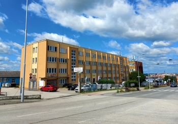 Celkový pohled na budovu kanceláří. - Pronájem kancelářských prostor 23 m², Tábor 