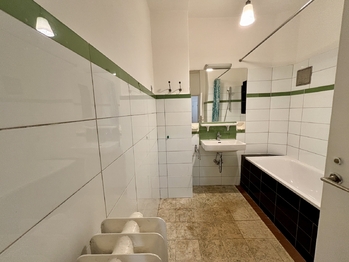 Koupelna - Prodej bytu 1+1 v osobním vlastnictví 50 m², Praha 3 - Žižkov