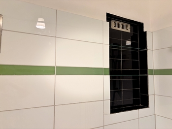 Koupelna s původními obklady - Prodej bytu 1+1 v osobním vlastnictví 50 m², Praha 3 - Žižkov