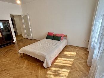 Obývací pokoj - Prodej bytu 1+1 v osobním vlastnictví 50 m², Praha 3 - Žižkov