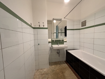Koupelna - Prodej bytu 1+1 v osobním vlastnictví 50 m², Praha 3 - Žižkov
