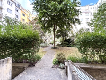 Krásná zahrada ve vnitrobloku - Prodej bytu 1+1 v osobním vlastnictví 50 m², Praha 3 - Žižkov