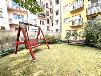 Krásná zahrada ve vnitrobloku - Prodej bytu 1+1 v osobním vlastnictví 50 m², Praha 3 - Žižkov