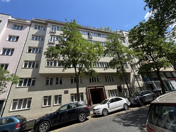 Funkcionalistický dům  - Prodej bytu 1+1 v osobním vlastnictví 50 m², Praha 3 - Žižkov