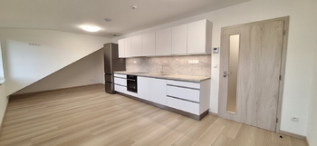 Obývací pokoj s kuchyňskou linkou - Pronájem bytu 2+kk v osobním vlastnictví 52 m², Bučovice 