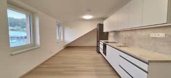 Obývací pokoj s kuchyňskou linkou - Pronájem bytu 2+kk v osobním vlastnictví 52 m², Bučovice