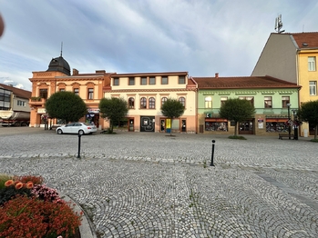 Pohled na dům z náměstí  - Pronájem bytu 2+kk v osobním vlastnictví 52 m², Bučovice