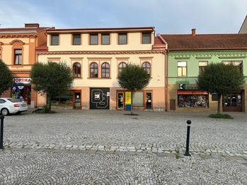 Pohled na dům z náměstí  - Pronájem bytu 4+kk v osobním vlastnictví 72 m², Bučovice