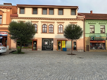 Pohled na dům z náměstí  - Pronájem bytu 4+kk v osobním vlastnictví 72 m², Bučovice