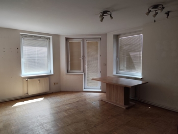 Obývací pokoj se vstupem na balkón - Prodej bytu 3+kk v osobním vlastnictví 84 m², Olomouc