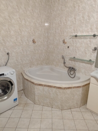 Rohová vana v koupělně - Prodej bytu 3+kk v osobním vlastnictví 84 m², Olomouc