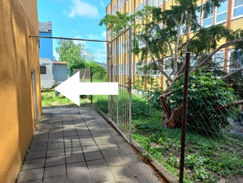 Vstup z pravé strany budovy. - Pronájem skladovacích prostor 18 m², Tábor