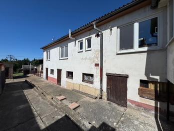 pohled na dům ze dvora - Prodej domu 155 m², Kryry