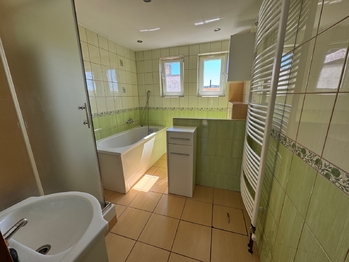 koupelna + WC - Prodej domu 155 m², Kryry