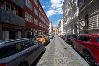 Pohled z ulice - Prodej bytu atypický v osobním vlastnictví 20 m², Praha 1 - Nové Město
