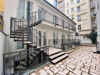 Dvorek - Prodej bytu atypický v osobním vlastnictví 20 m², Praha 1 - Nové Město
