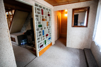 Předsíň - vstup do koupelny a oddělené WC - Prodej chaty / chalupy 67 m², Jesenice