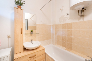 Koupelna s vanou - Prodej bytu 1+1 v družstevním vlastnictví 48 m², Praha 4 - Krč