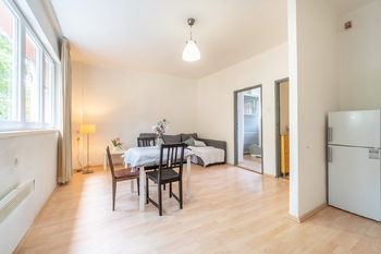 Pohled z kuchyně do obýváku - Prodej bytu 1+1 v družstevním vlastnictví 48 m², Praha 4 - Krč