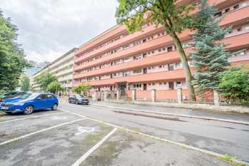 Pohled na dům z parkoviště - Prodej bytu 1+1 v družstevním vlastnictví 48 m², Praha 4 - Krč 