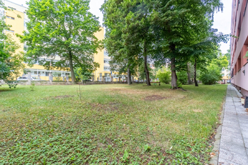Oplocená zahrada u domu - Prodej bytu 1+1 v družstevním vlastnictví 48 m², Praha 4 - Krč