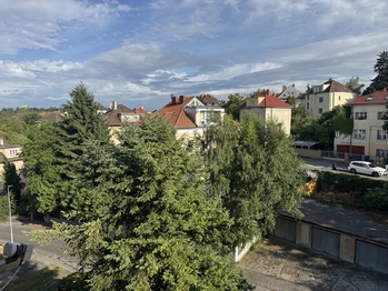 pohled z okna - Pronájem bytu 2+1 v osobním vlastnictví 66 m², Praha 5 - Hlubočepy