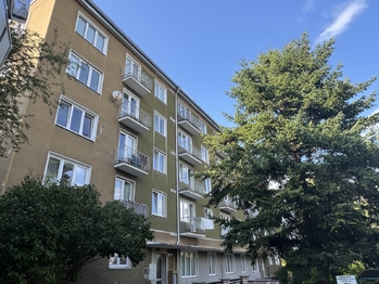pohled na dům - Pronájem bytu 2+1 v osobním vlastnictví 66 m², Praha 5 - Hlubočepy