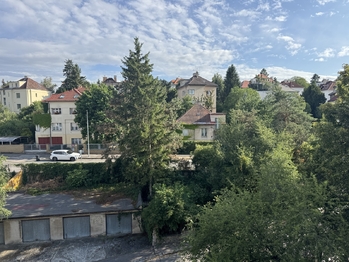 pohled z okna - Pronájem bytu 2+1 v osobním vlastnictví 66 m², Praha 5 - Hlubočepy