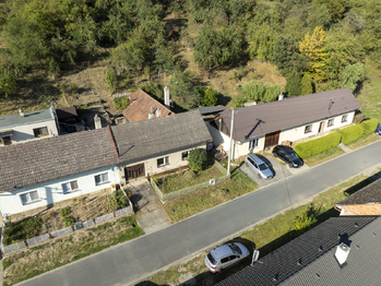 Ulice u domu je průjezdná z obou stran - Prodej domu 210 m², Bohuslavice u Zlína