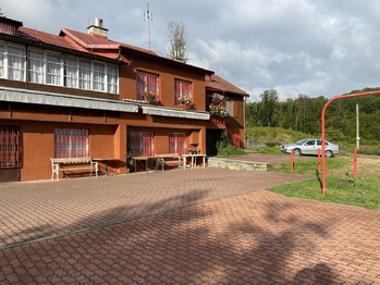 Pohled na chatu směrem na sever k parkovišti - Prodej chaty / chalupy 400 m², Brno