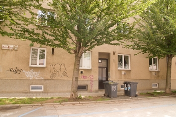 Vchod do domu - Pronájem bytu 1+1 v osobním vlastnictví 40 m², Brno