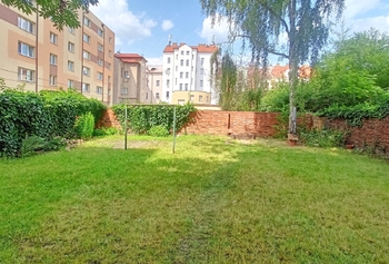 Dole za domem je to místo na grilování a fotbálek. - Prodej bytu 3+kk v osobním vlastnictví 82 m², Plzeň