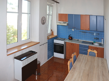 Kuchyně má dvě okna do vnitrobloku. - Prodej bytu 3+kk v osobním vlastnictví 82 m², Plzeň