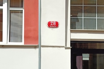 Před vchodem do domu se nechá - Prodej bytu 3+kk v osobním vlastnictví 82 m², Plzeň