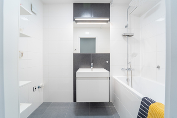 Koupelna s vanou - Prodej bytu 3+1 v osobním vlastnictví 66 m², Kolín