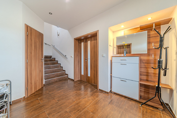 vstupní chodba - Prodej domu 147 m², Tmaň