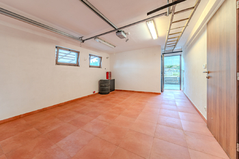 garáž - Prodej domu 147 m², Tmaň