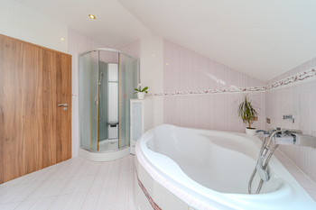 koupelna - Prodej domu 147 m², Tmaň
