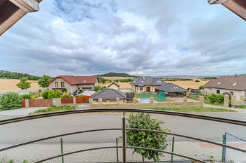 výhled z balkonu ložnice - Prodej domu 147 m², Tmaň