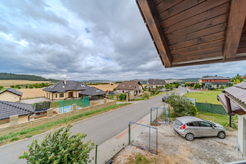 výhled z balkonu ložnice - Prodej domu 147 m², Tmaň
